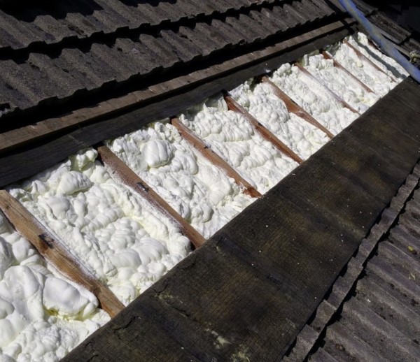 mousse sous toiture isolation