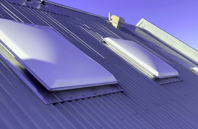 pose de skydome sur toiture en toles